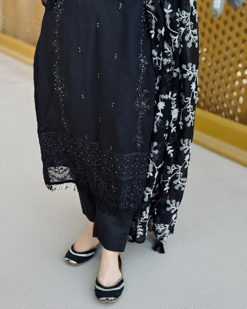 Chevron 3373 Stylish Black Pakistani Outfit